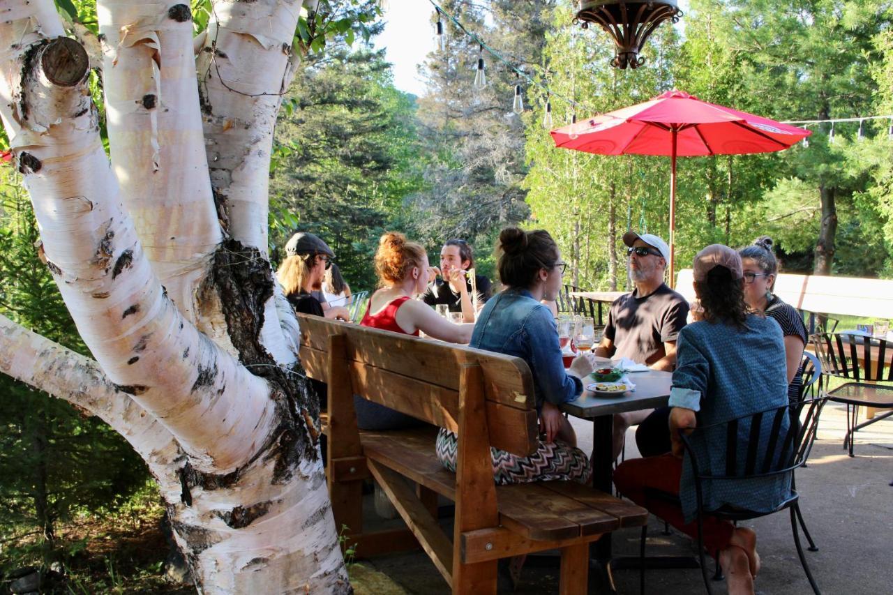 Auberge De Jeunesse Le Camp De Base Ель'Анс-Сен-Жан Екстер'єр фото