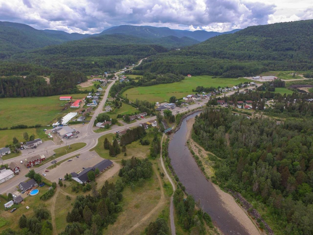 Auberge De Jeunesse Le Camp De Base Ель'Анс-Сен-Жан Екстер'єр фото